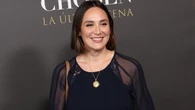 'Tank top' blanco + falda pareo negra: el look de Tamara Falcó para presentarnos un nuevo proyecto familiar en honor a su padre