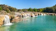 Esta es la playa que puedes disfrutar a dos horas de Madrid con cascadas de agua turquesa