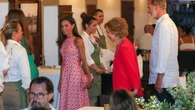 La Reina Letizia más veraniega con vestido hippie de flores y sandalias planas de 450 euros para una noche en familia en Mallorca