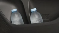 He dejado una botella de agua en el coche caliente: ¿Es seguro beberla?