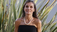 Letizia se convierte en la Audrey Hepburn española con este impecable vestido negro en los Premios Mariano de Cavia 2025