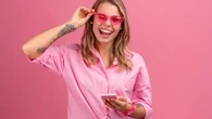 Rosa sin reglas: 7 looks (y gadgets) para llevar tu color favorito con estilo y personalidad