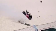 Así ha sido el accidente de Pedro Acosta: la moto voló y casi golpea a un cámara