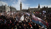 Miles de británicos claman por los derechos trans