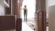 El motivo por el que no colocar tu equipaje en la cama al llegar a un hotel