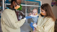 Un bebé, primera persona del mundo que recibe una terapia génica personalizada CRISPR