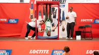 Una persona colgada boca abajo solo con pegamento: así sorprendió Loctite en Canarias con su evento “Nada es imposible”