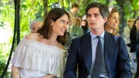 Hemos encontrado las sandalias romanas de firma española que ha llevado Sofía Palazuelo con vestido presumiendo de barriguita