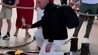 Un hombre se enciende un cigarro en la llama de la tumba del soldado desconocido: "Es un insulto a nuestra nación"