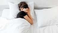 "Podrías estar deformándote la cara": una dentista alerta sobre el error que muchos cometen al dormir
