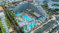 Caos en un hotel de Tenerife: 100 personas se "pegan" cada día por las tumbonas de la piscina