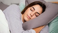 ¿Cierras la puerta para dormir? Los 6 rasgos de la personalidad que te definen, según la psicología