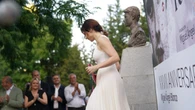 Ayuso tiene claro que las noches de verano son para vestidos blancos plisados y alpargatas de cuña muy alta