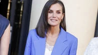 La Reina Letizia también se viste de azul como su suegra sin quitarse las zapatillas para una tarde de mujeres y cine en Madrid
