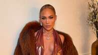 Jennifer Lopez arrasa en la pre-gala de los Grammy 2025 con vestido de escote infinito y el abrigo de pelo más deseado del invierno