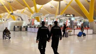 Detenido un agente de la Policía Nacional por cobrar a extranjeros para permitir su entrada en España
