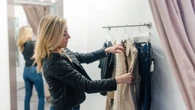 ¿Dejas el probador desordenado al terminar de probarte ropa? Esto es lo que la psicología dice de ti