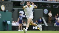 Pedro Martínez cede ante el rodilla de Sinner, pero se da el lujo de poner en pie la central Wimbledon con un remate de espaldas