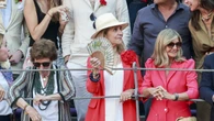 Dúo de estilo en Las Ventas: la Infanta Elena y Victoria Federica brillan con looks opuestos en la Corrida de la Prensa