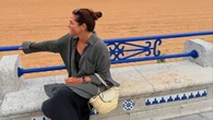 Nuria Roca firma uno de los looks más cómodos (y estilosos) del verano desde Santander junto a Juan del Val