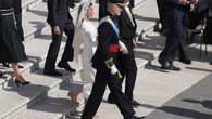 Los Reyes Felipe VI y Letizia, vestida de blanco y con mantilla, encabezan la delegación española en el Vaticano