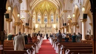Una encuesta revela que 4 de cada 10 parejas que se casan se conocen en verano