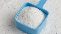 Ropa siempre muy blanca en la lavadora: con una sola cucharada de este producto