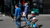 Conmoción en Italia tras el ataque de una pandilla con un perro a dos hermanos adolescentes: les robaron hasta dejarles en calzoncillos