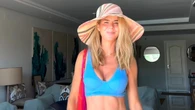 Amelia Bono presume de abdominales con minifalda vaquera y el sombrero más estiloso del verano