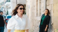 Rania de Jordania sabe cómo ser original dentro de la oficina a sus 54 años con esta falda vaquera de Loewe