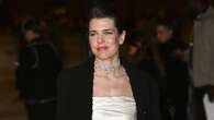 Carlota Casiraghi se viste de novia de Chanel para deslumbrar en la alfombra roja del Grand Dîner du Louvre