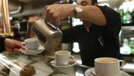 ¿Café con leche? Este es el cobro inesperado que podrías encontrar en tu cuenta