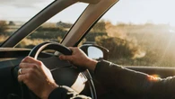 El gesto que hacen miles de conductores en España por el que te pueden caer hasta 200 euros de multa