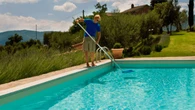 Piscina limpia todo el verano: el consejo del jardinero que evita que el agua se vuelva verde y sucia