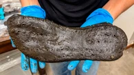 No paran de aparecer sandalias romanas gigantescas, pero los romanos eran pequeños: es un misterio