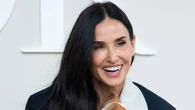 Atención a las sandalias track de Demi Moore en el desfile de Dior Homme en Paris que van a llevar las mujeres de 50 años