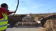 Un arco y tres flechas para devolver el agua a siete aldeas incomunicadas por la DANA