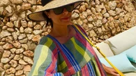 Nuria Roca lleva el color de uñas ideal para mujeres de más de 50 años y que potencia el bronceado
