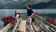 Las chicas madrileñas que veranean en el norte le van a copiar a Sassa de Osma el look en Suiza con pantalones bordados y zapatillas blancas