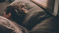 El truco de seis palabras que puede calmar tu mente cuando no puedes dormir, según un psicólogo