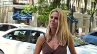 El top negro de punto que Amelia Bono lleva con vaqueros anchos y que también es perfecto para tus looks de festival