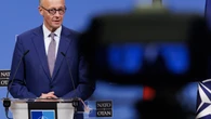 Merz muestra sus credenciales europeístas en su primera visita a la capital comunitaria