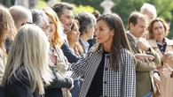 El look de la Reina Letizia para inaugurar la Feria del Libro de Madrid: gabardina de cuadros vichy y Mary Jane de tacón cómodo