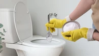 Fondo del váter siempre blanco, basta con una cucharada de este producto
