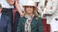 La Infanta Elena recurre a la blazer con broche más confiada (sin olvidarse de su sombrero) para una tarde de borrasca en Las Ventas