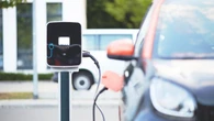 Un estudio revela que los coches eléctricos duran de media solo 3 años, frente a los 12 de los de gasolina: "Es un desastre ecológico a punto de ocurrir"