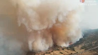 Se estabiliza el incendio que asola Navaluenga aunque continúa activo
