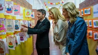 Las Infantas Elena y Cristina visitan un colegio público de San Sebastián de los Reyes con sus prendas de entretiempo más socorridas