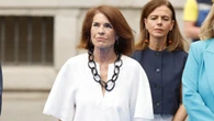 Ana Botella da una nueva lección de estilo a sus 70 años con el caftán blanco más holgadito que es elegante hasta con bailarinas