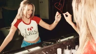 Se acabó la polémica: Desigual desmiente la rivalidad entre Ester Expósito y Paris Jackson con estas camisetas